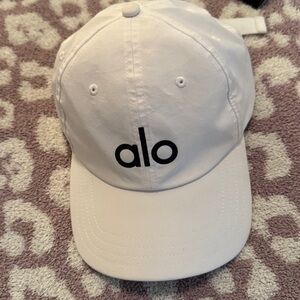 Alo Yoga White Off Duty Performance Hat Black Logo women’s adjustable one size